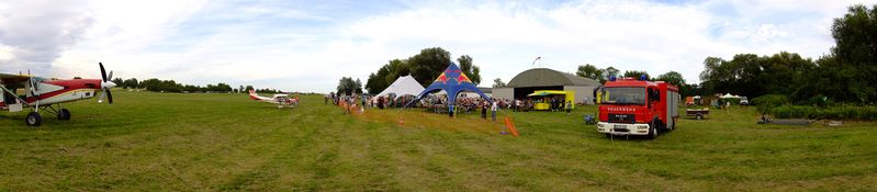 Datei:FSG Letzenberg-Malsch Flugplatzfest 2011 Pano1 dscf1240-dscf1253 2738x600 LQ.jpg
