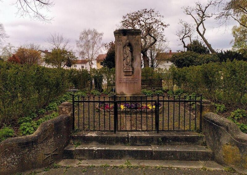 Datei:Gefallenendenkmal Mörlheim 1.jpg
