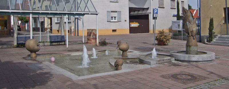 Datei:Brunnen Rathaus Dudenhofen.JPG