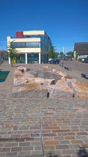 Datei:Hüneke Porphyrsteinfeld Bahnhofsplatz Dossenheim.jpg