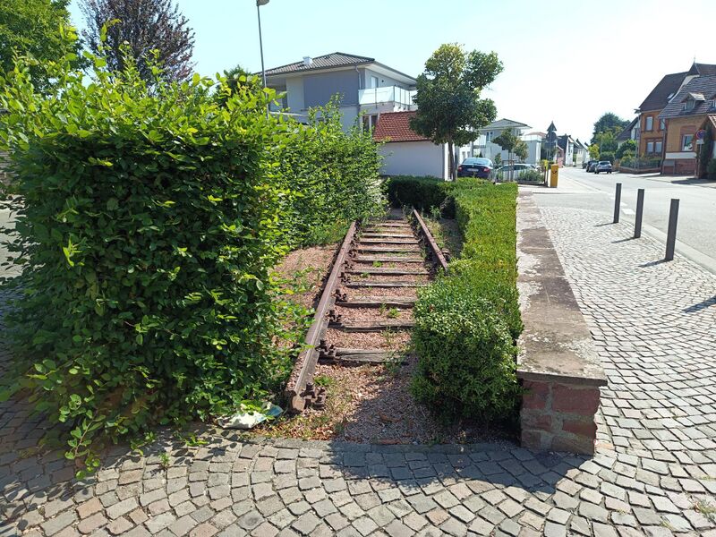 Datei:Denkmal Eisenbahnstraße Herxheim.jpeg