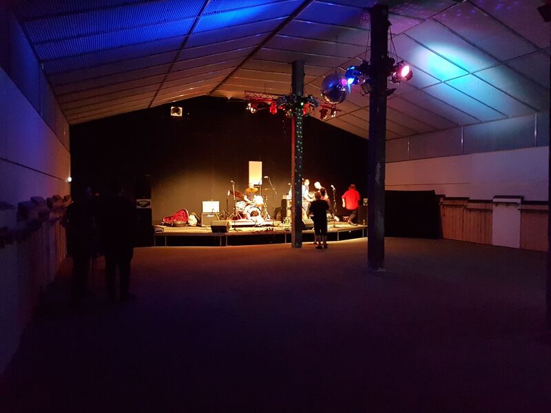 Datei:Neustadt Winzinger Straße 10 Suite Concert Hall Innenansicht Buehne.jpg