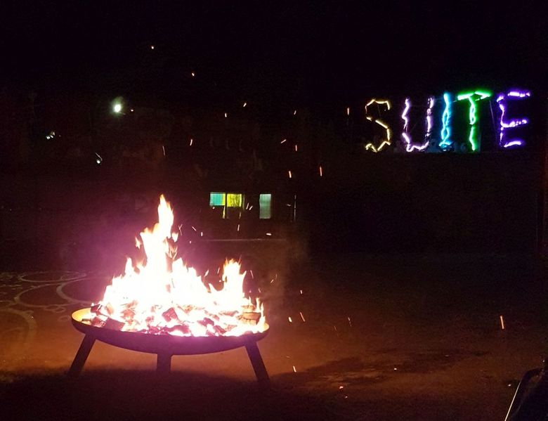 Datei:Neustadt Winzinger Straße 10 Suite Außenbereich vor den Dancefloors.jpg