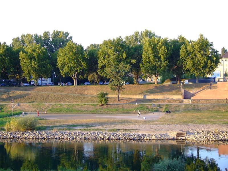 Datei:Mannheim H.-Heimerich-Ufer 1.jpg