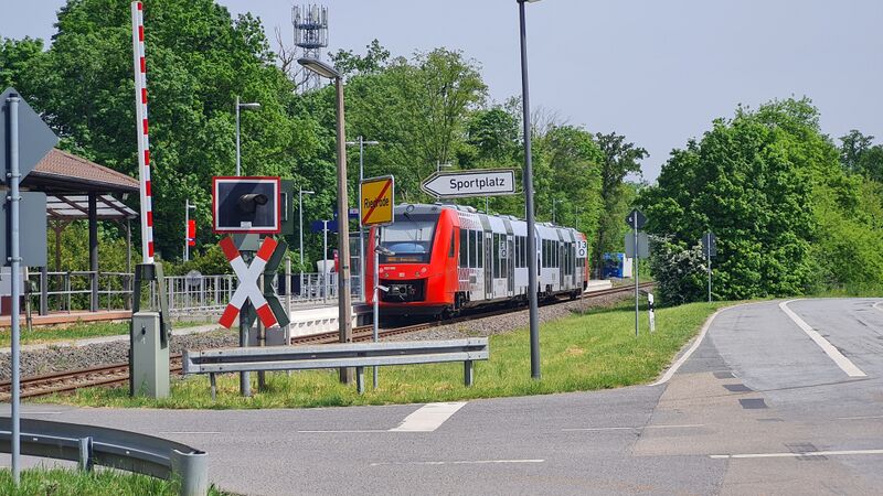Datei:Riedrode Bahnhof mit Zug.jpg