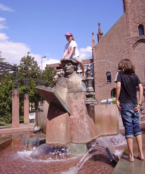Datei:Lutherbrunnen Ludwigshafen 01.JPG