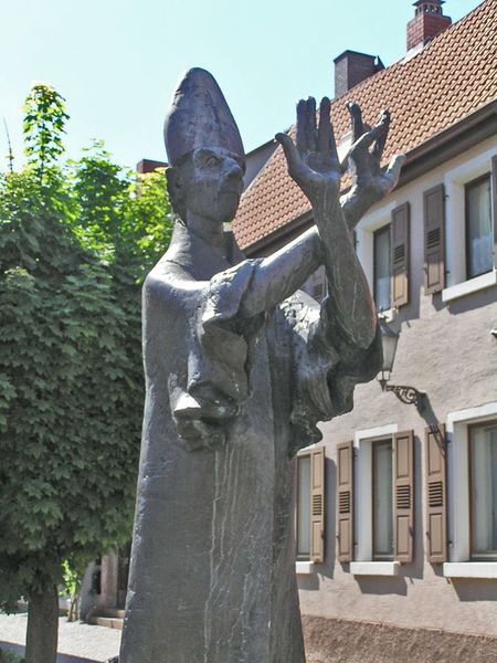 Datei:Ladenburg-UNussPlastik-Bischof-01.jpg