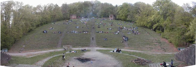 Datei:Thingstätte Panorama Ränge 200604301800 LQ.jpg