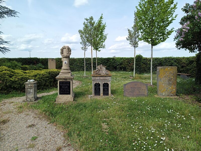 Datei:Alte Grabsteine Kleinfischlingen.jpeg