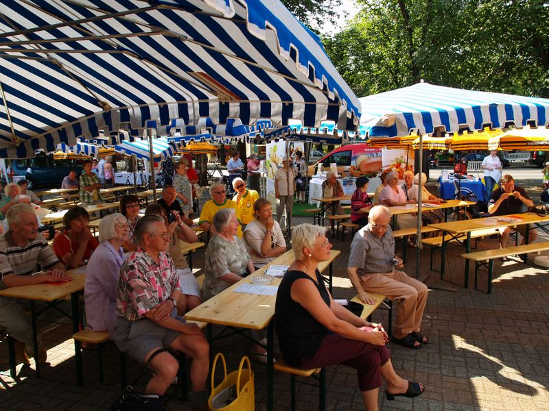 Datei:Schwetzingen Seniorenmesse 2006-2.jpg