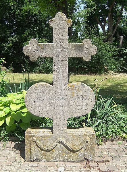 Datei:Historischer Grabstein St Georg Hördt.JPG