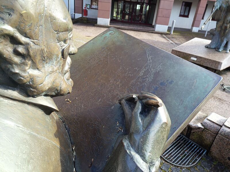 Datei:Lederstrumpfbrunnen Edenkoben 8.jpeg